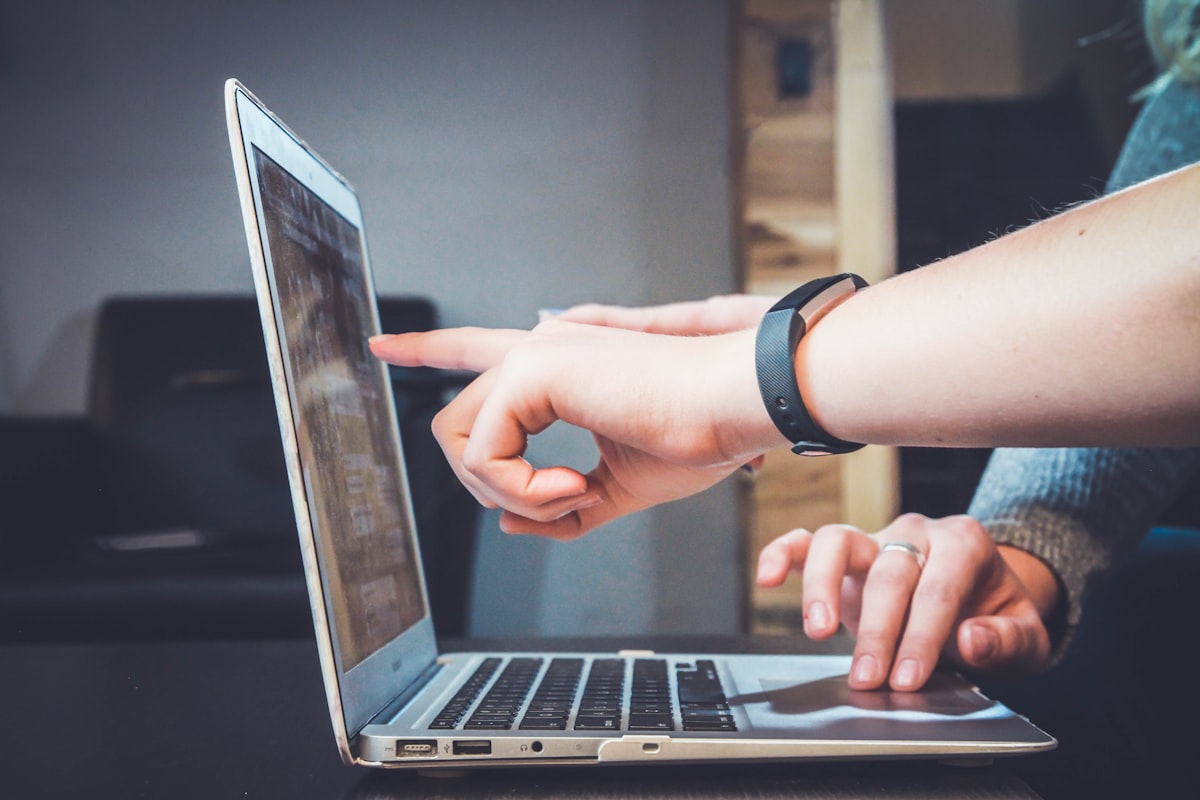 Profesional trabajando con tecnología, simbolizando la convergencia entre la maestría humana y la inteligencia artificial